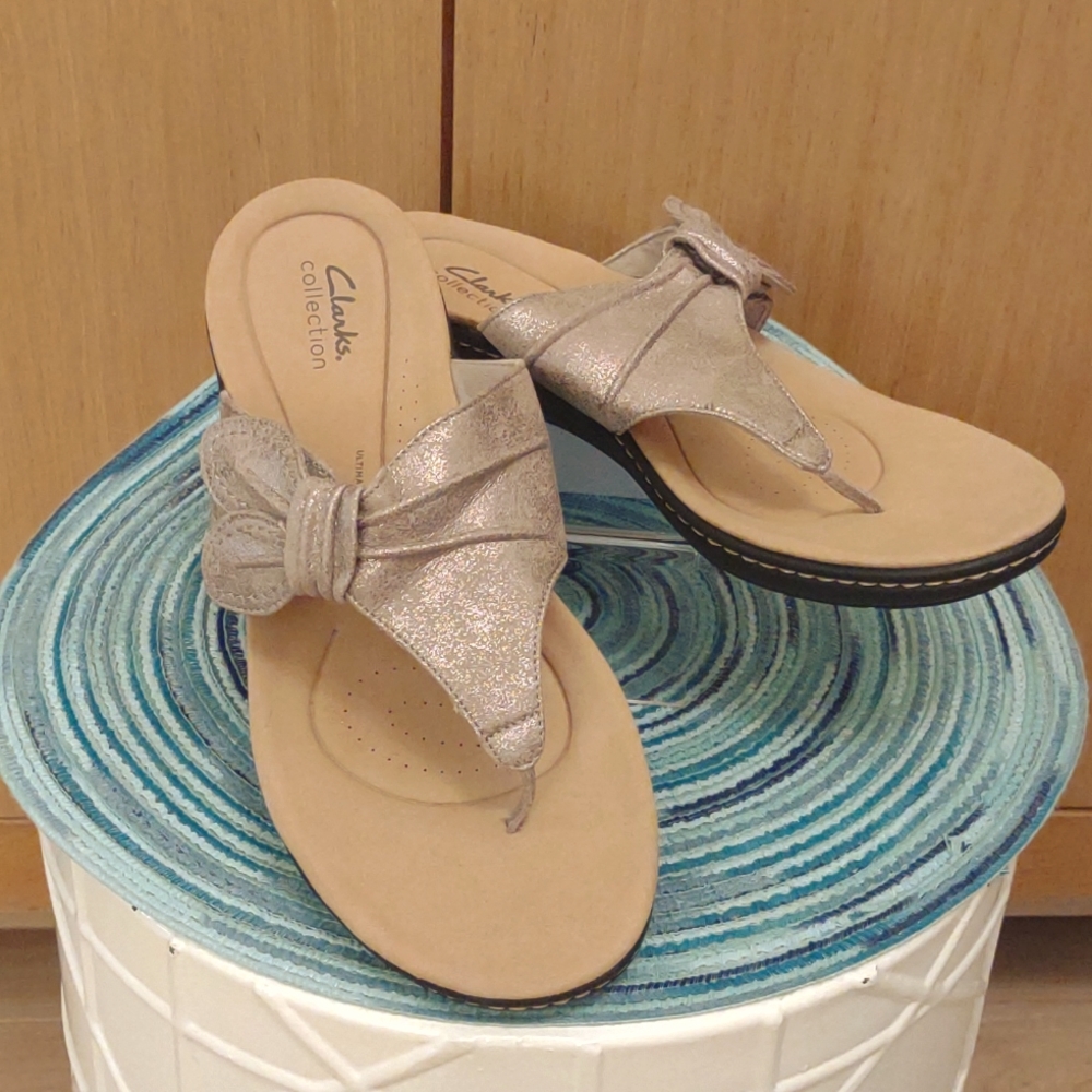 NWOT Clark's SZ 10W Sandals Gold Sparkle w/ Blemish.